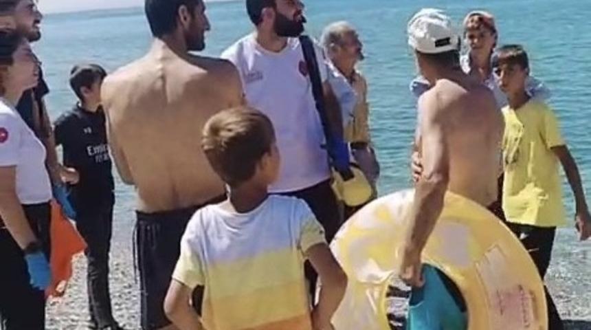 Van G&ouml;l&uuml;&rsquo;nde boğulma tehlikesi ge&ccedil;iren baba ve oğul balık&ccedil;ılar tarafından kurtarıldı