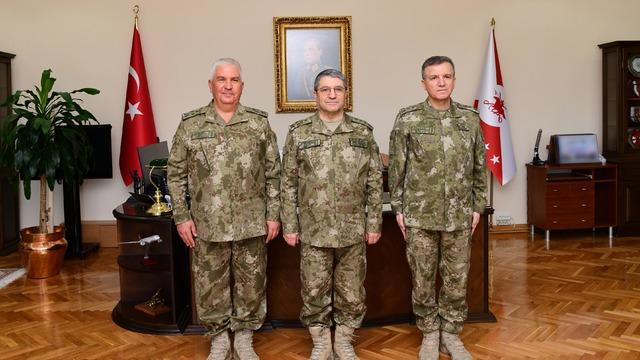 2 ve 3'üncü Ordu Komutanlıklarında devir teslim törenleri yapıldı