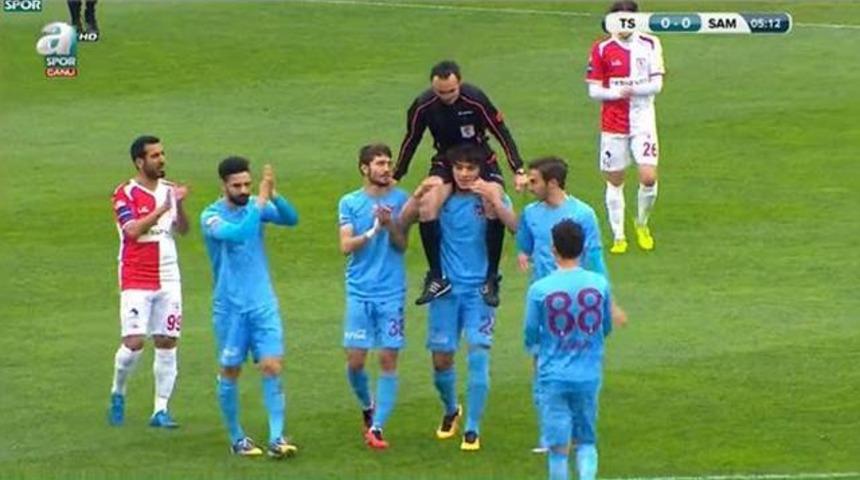 Salih Dursun hakemi omuzlarına aldı