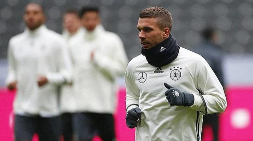 Podolski, Almanları ikiye b&ouml;ld&uuml;!