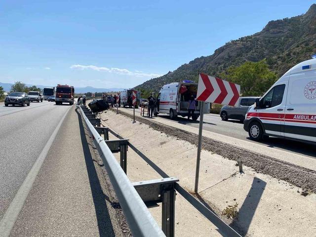 Refüje çarparak takla atan araç kullanılmaz hale geldi: 4 yaralı 1