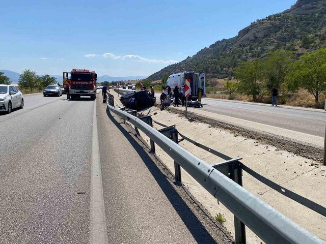 Refüje çarparak takla atan araç kullanılmaz hale geldi: 4 yaralı 2