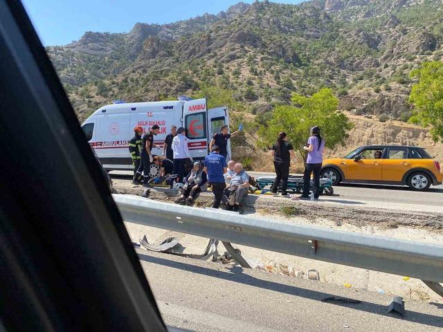 Refüje çarparak takla atan araç kullanılmaz hale geldi: 4 yaralı 3