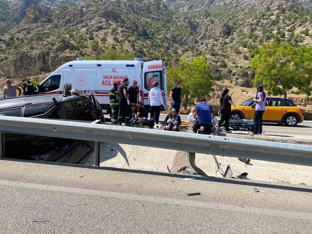 Refüje çarparak takla atan araç kullanılmaz hale geldi: 4 yaralı 4