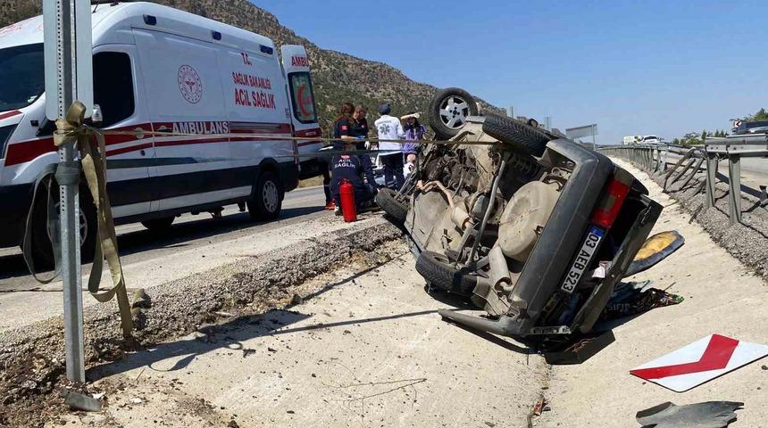 Refüje çarparak takla atan araç kullanılmaz hale geldi: 4 yaralı