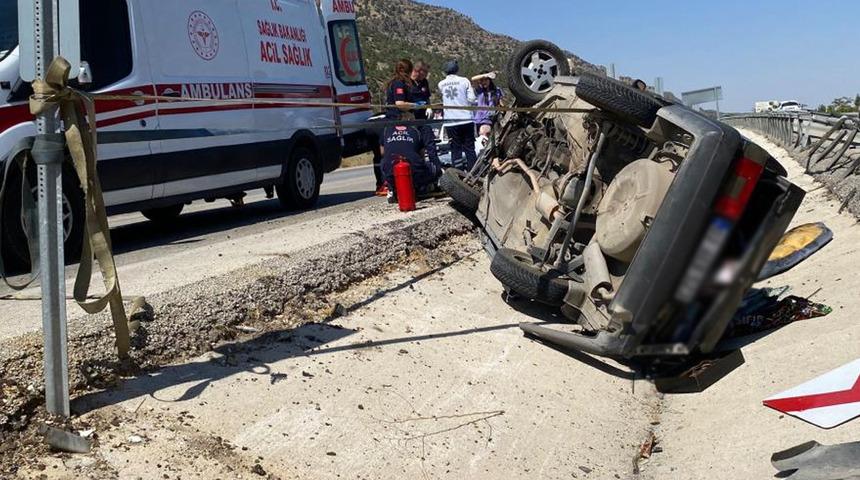 Refüje çarparak takla atan Tofaş kullanılmaz hale geldi: 4 yaralı