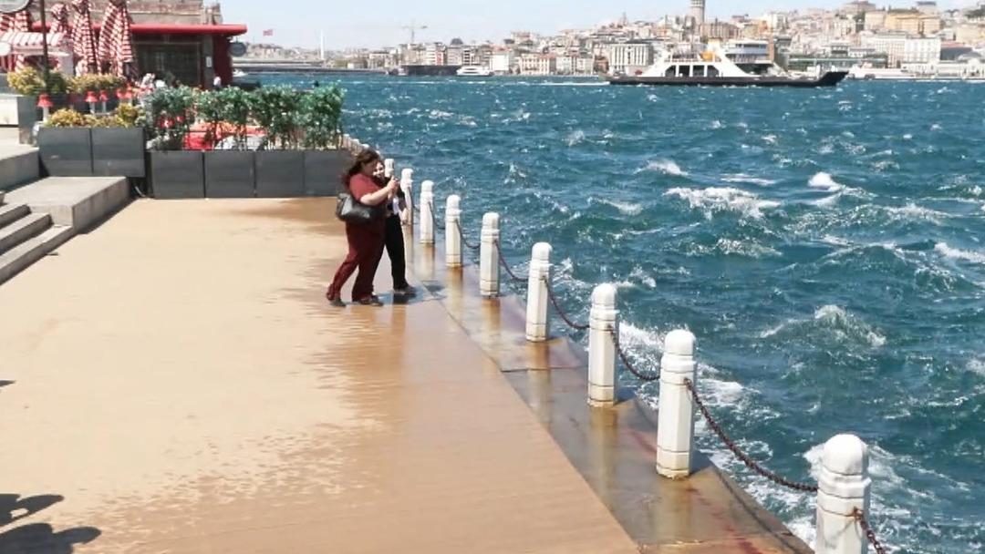 İstanbul da şiddetli rüzgar alarmı! Gülhane Parkı kapatıldı... "Zorunlu olmadıkça dışarı çıkmayın" 2