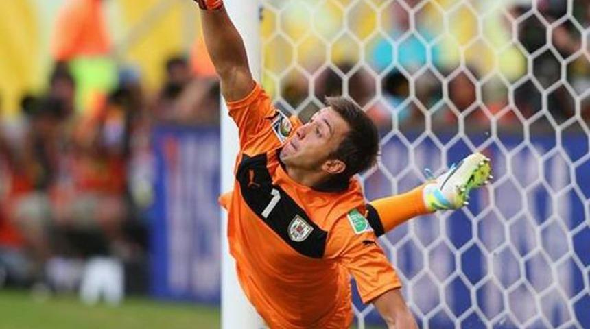 Muslera tarihe ge&ccedil;ti!