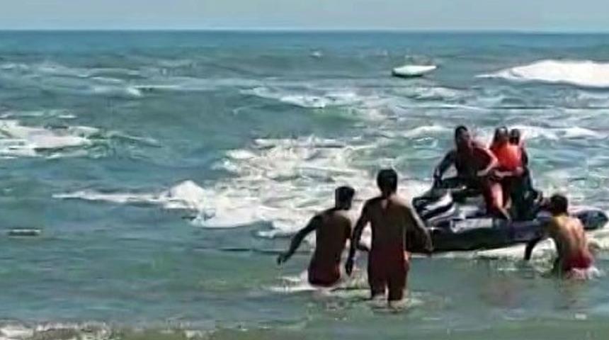 Karasu'da can pazarı: Yasağa rağmen denize giren 3 kişi boğulmaktan son anda kurtarıldı