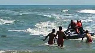 Karasu'da can pazarı: Yasağa rağmen denize giren 3 kişi boğulmaktan son anda kurtarıldı