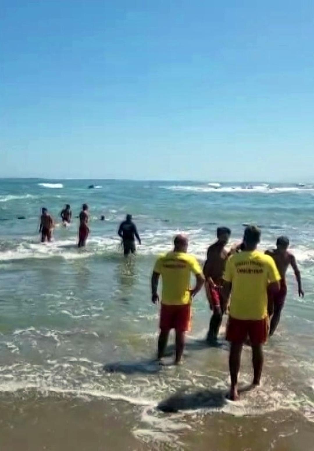 Karasu da can pazarı: Yasağa rağmen denize giren 3 kişi boğulmaktan son anda kurtarıldı 2