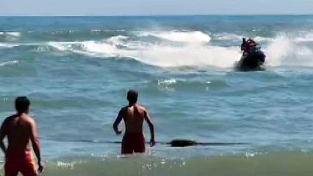 Karasu da can pazarı: Yasağa rağmen denize giren 3 kişi boğulmaktan son anda kurtarıldı 3