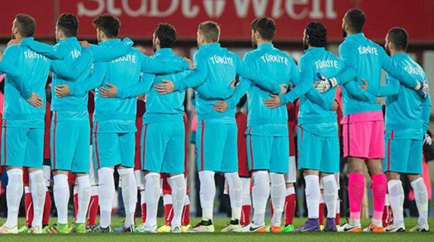 Volkan Babacan'ın pembe kıyafeti olay oldu