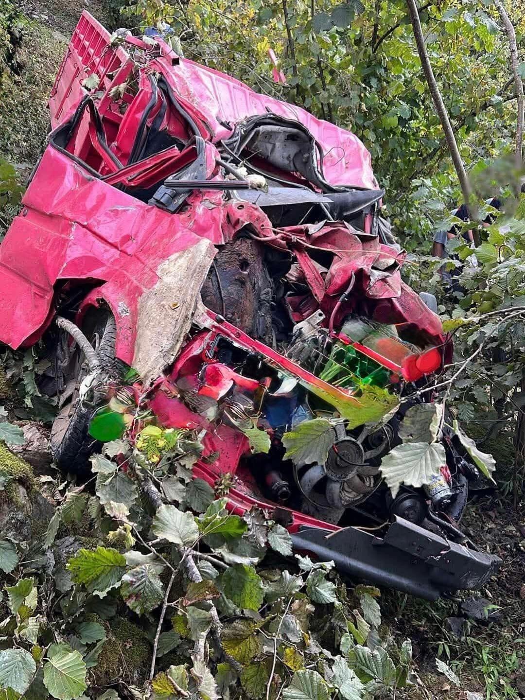 Giresun da acı kaza: Fındık bahçesine devrilen kamyonetteki 4 kişi hayatını kaybetti, 1 kişi yaralandı 1