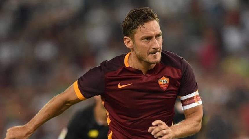 Totti 1 yıl bedava oynamak istiyor!
