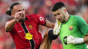 Vedat Muriqi, Barcelona kalecisini tekmesiyle yere serdi! Maçın hakemine ağır tepki var