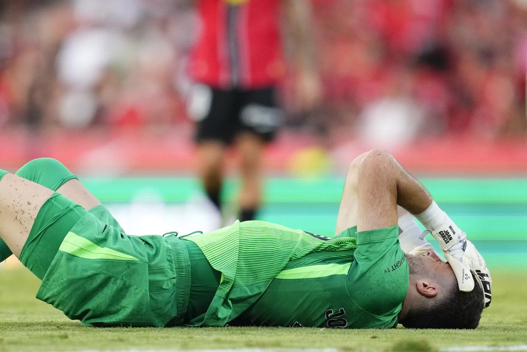 Vedat Muriqi, Barcelona kalecisini tekmesiyle yere serdi! Maçın hakemine ağır tepki var 2