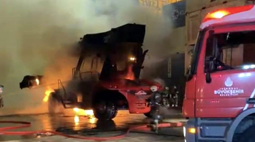 Ambarlı Limanı'nda yanan iş makinesi kullanılamaz hale geldi