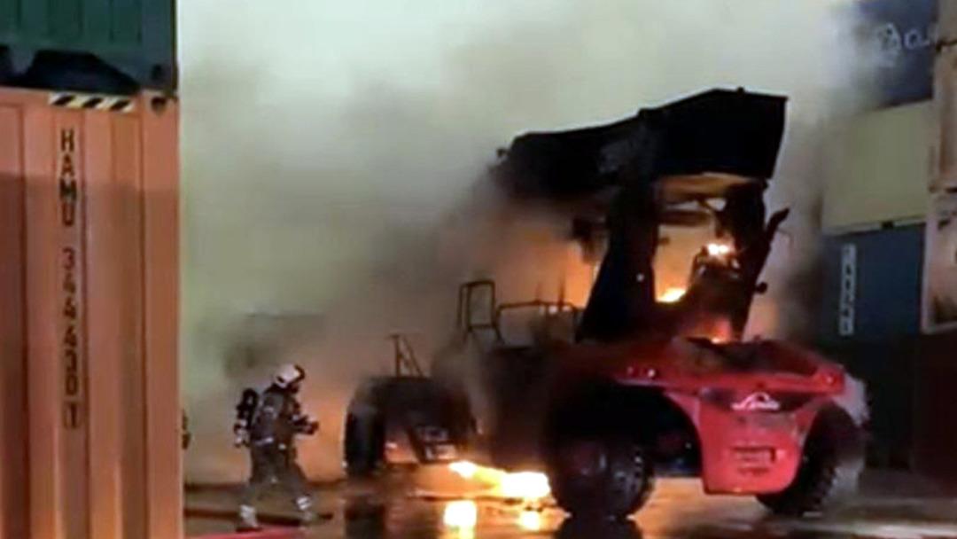 Ambarlı Limanı nda yanan iş makinesi kullanılamaz hale geldi 1