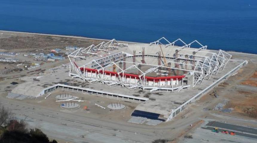 Trabzonspor'un Akyazı Stadı'nda iş&ccedil;i iskeleden d&uuml;şt&uuml;!