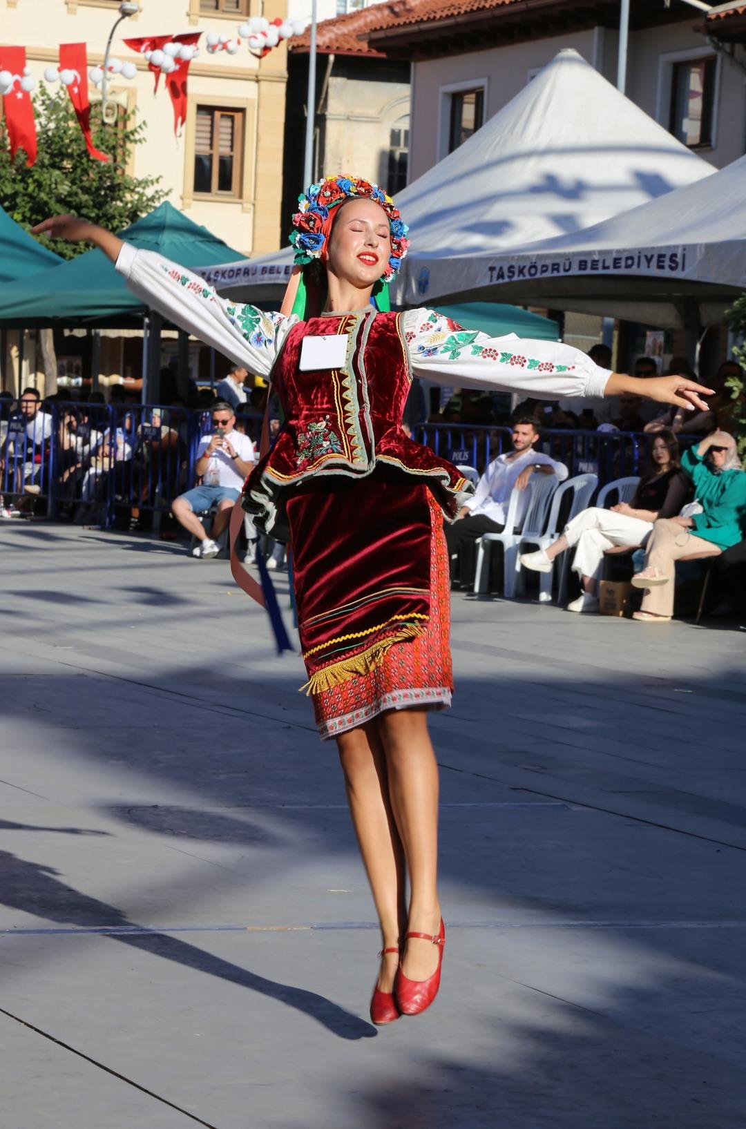 Taşköprü’de sarımsak güzeli seçildi: 6 farklı ülkeden gelen kadınlar, sarımsak festivalinde en güzel için yarıştı... 4