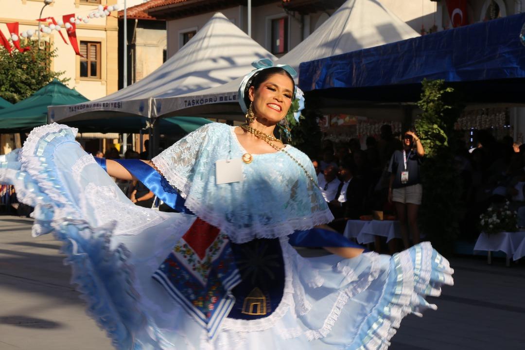 Taşköprü’de sarımsak güzeli seçildi: 6 farklı ülkeden gelen kadınlar, sarımsak festivalinde en güzel için yarıştı... 5