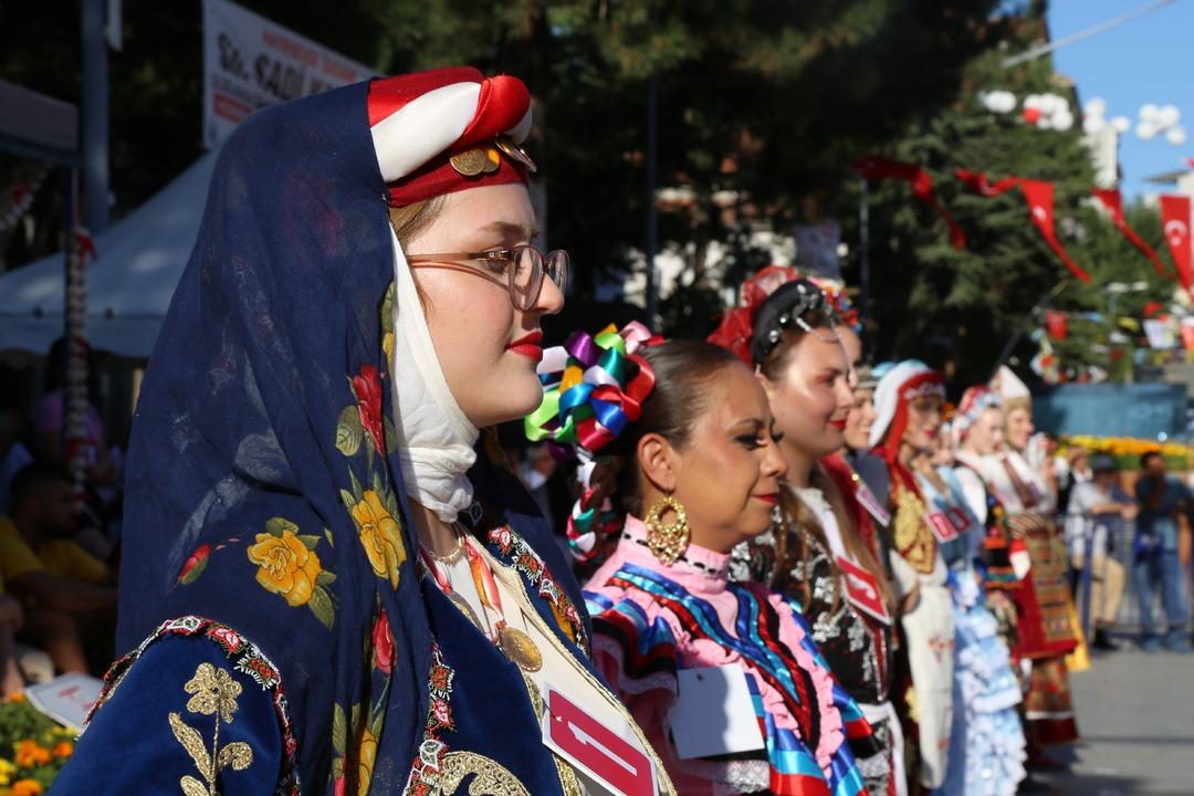 Taşköprü’de sarımsak güzeli seçildi: 6 farklı ülkeden gelen kadınlar, sarımsak festivalinde en güzel için yarıştı... 7