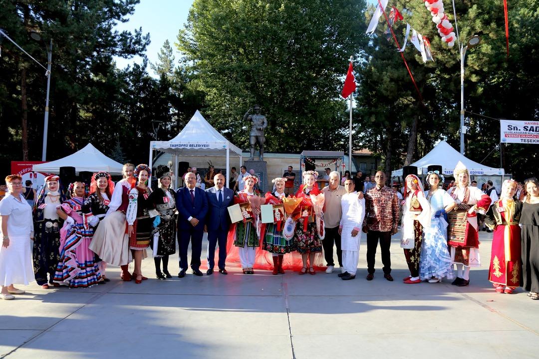 Taşköprü’de sarımsak güzeli seçildi: 6 farklı ülkeden gelen kadınlar, sarımsak festivalinde en güzel için yarıştı... 9