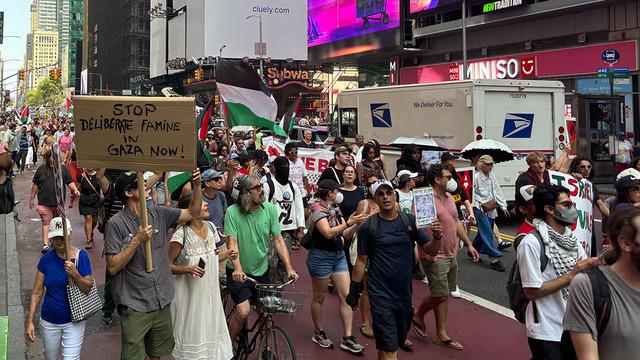 New York’ta İsrail protestosu: On binlerce kişi Gazze için yürüdü: özgür Gazze, özgür Filistin