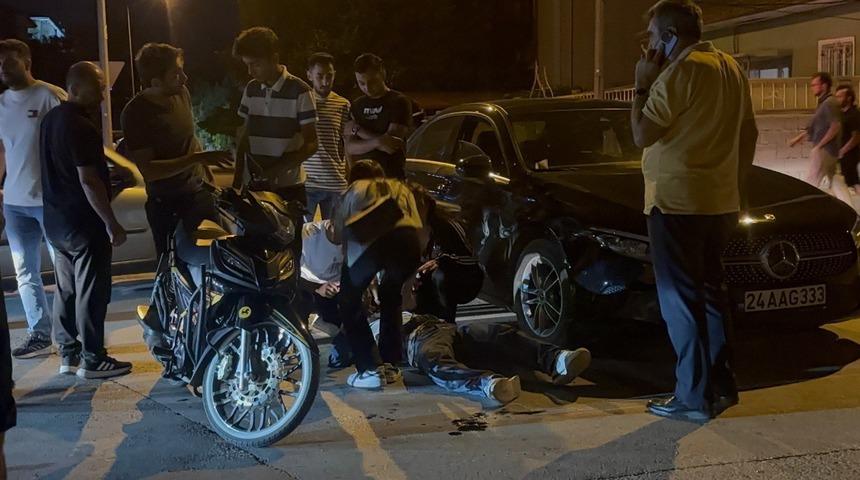 Motosikletle otomobile çarpan genç yaralandı