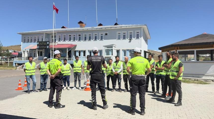 Motosiklet sürücülerine "2 Teker 1 Hayat" eğitimi verildi