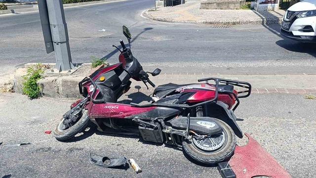 Otomobil ile elektrikli motosiklet çarpıştı: 1 yaralı 1