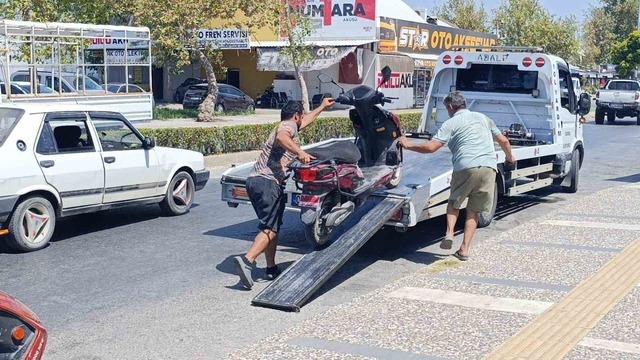 Otomobil ile elektrikli motosiklet çarpıştı: 1 yaralı 2