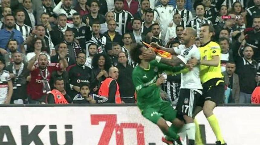 Beşiktaş - Bursaspor ma&ccedil;ı sonrası saha karıştı