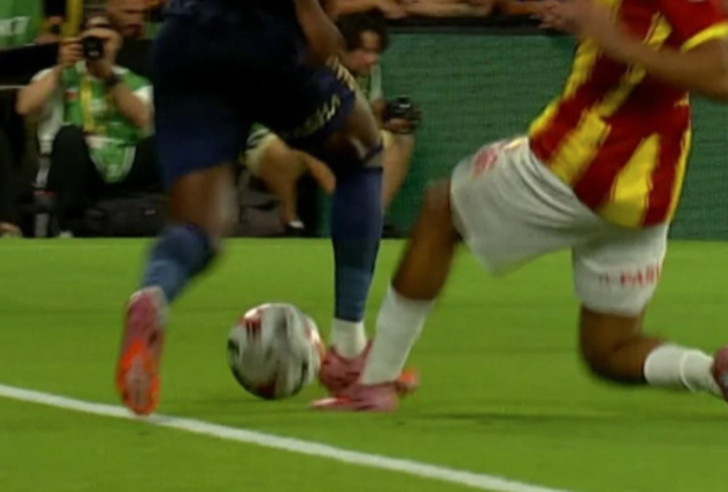 Göztepe-Fenerbahçe maçının hakemi Yasin Kol için ne dediler? beIN Trio ekibinden çok konuşulacak yorum... "1 kırmızı kartı, 1 penaltıyı atladı" G2