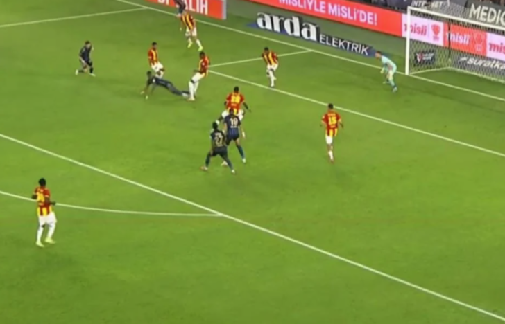 Göztepe-Fenerbahçe maçının hakemi Yasin Kol için ne dediler? beIN Trio ekibinden çok konuşulacak yorum... "1 kırmızı kartı, 1 penaltıyı atladı" G3