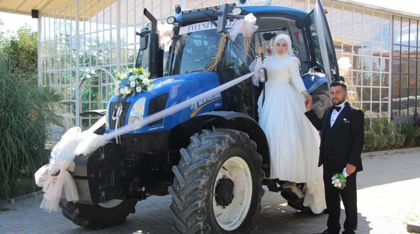 Traktör gelin arabası oldu, gelin direksiyona geçti