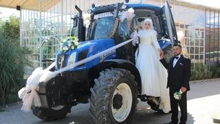 Traktör gelin arabası oldu, gelin direksiyona geçti