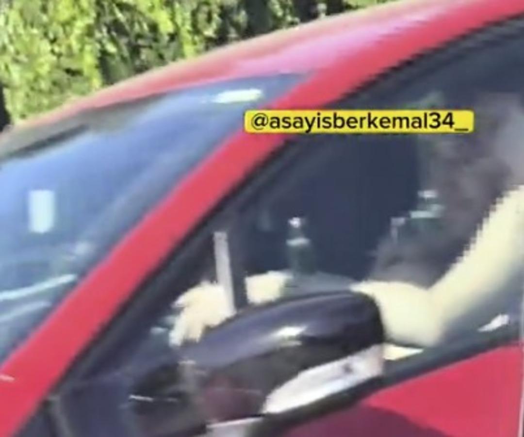 Seyir halindeki araçta akılalmaz görüntü! Kucağında ilerledi, başka araçtaki görüntüye aldı 1