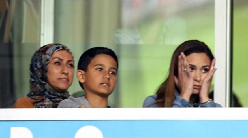 Bouchra van Persie trib&uuml;nde ağladı