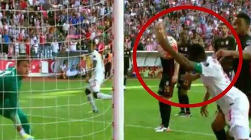 Eto&rsquo;o hakem ve taraftarlardan &ouml;z&uuml;r diledi