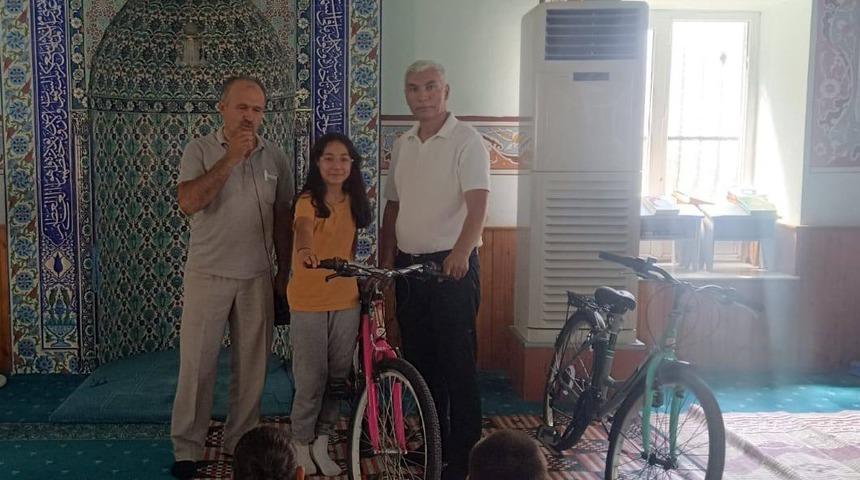 Çine’de Kur’an-ı Kerim’e geçen öğrencilere bisiklet hediye edildi