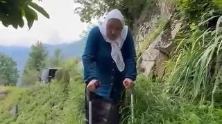 Yolu olmayınca 400 metre patika yoldan koltuk değnekleri ile yürüyor