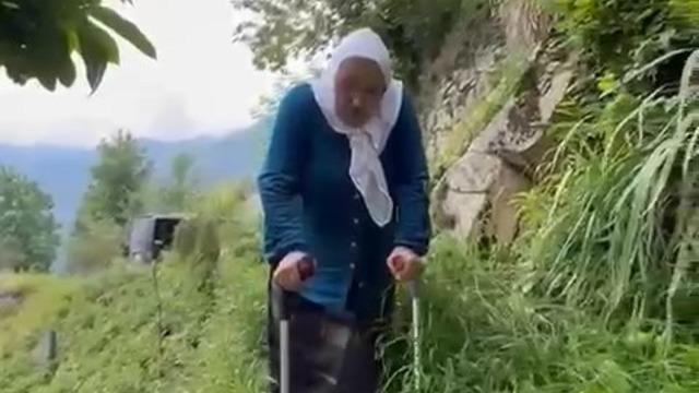 Yolu olmayınca 400 metre patika yoldan koltuk değnekleri ile yürüyor