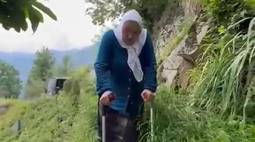 Yolu olmayınca 400 metre patika yoldan koltuk değnekleri ile yürüyor