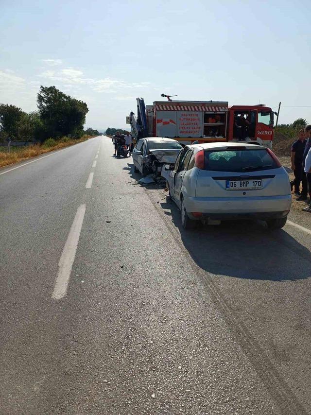 Balıkesir’de iki araç kafa kafaya çarpıştı: 1 ölü, 1 yaralı 1