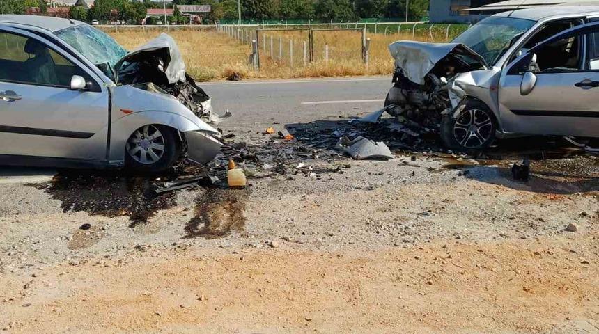 Balıkesir’de iki araç kafa kafaya çarpıştı: 1 ölü, 1 yaralı