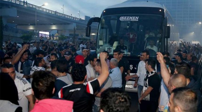 Beşiktaş'a İzmir&rsquo;de coşkulu karşılama