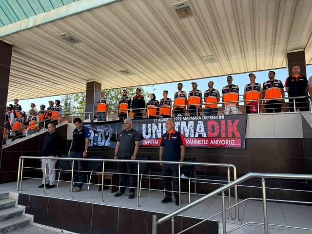 Marmara depreminde hayatını kaybedenler Van’da anıldı 3