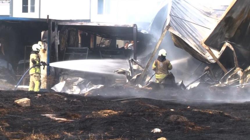 Sancaktepe’de otluk alandaki yangın inşaat alanına sıçradı